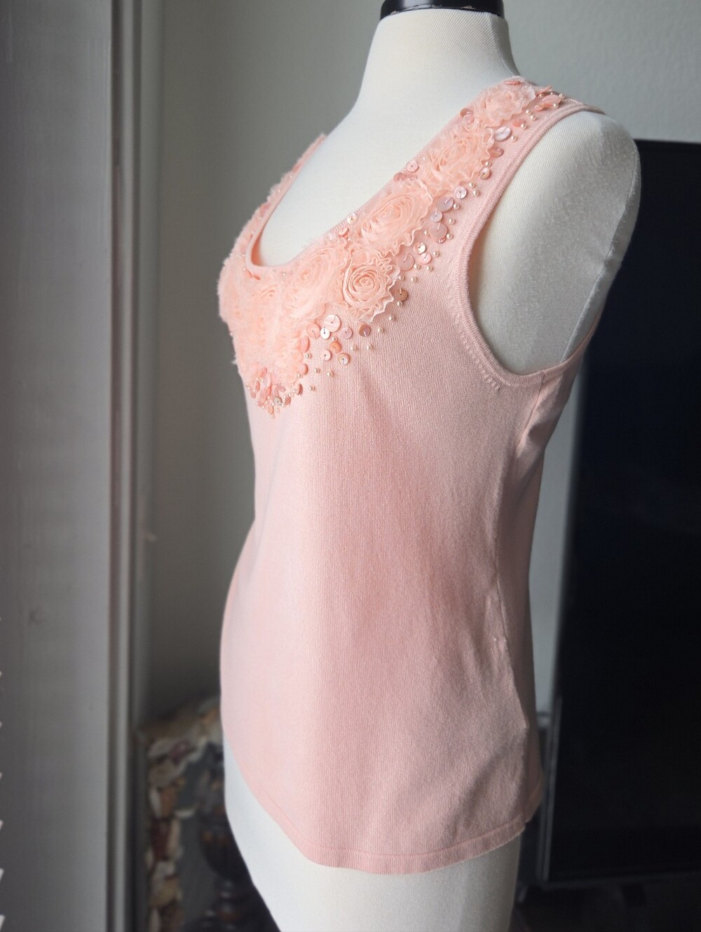Sleeveless Pink Floral Appliqué Tank Top - Picture 4 of 10